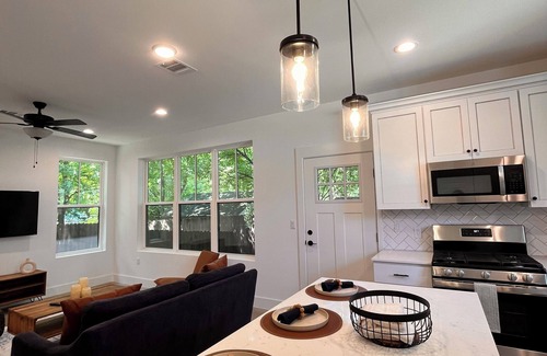 St. John - Coronado Hills House | Charming 2-bedroom house with AC and WiFi in fabulous East Austin