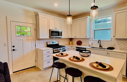 St. John - Coronado Hills House | Charming 2-bedroom house with AC and WiFi in fabulous East Austin