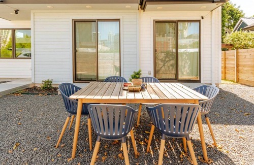 East Cesar Chavez House | Charming 2-bedroom house with AC, WiFi in pleasant Austin