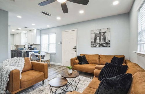 Parker Lane Condo | Charming 2-bedroom House W/WiFi & AC in Austin