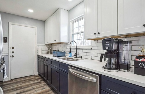 Parker Lane Condo | Charming 2-bedroom House W/WiFi & AC in Austin