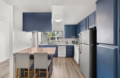 Davis House | Charming 2-bedroom house backs to trail - Central location