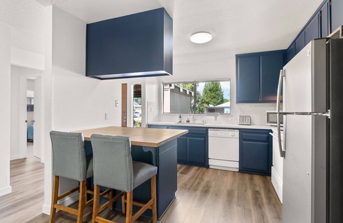 Davis House | Charming 2-bedroom house backs to trail - Central location