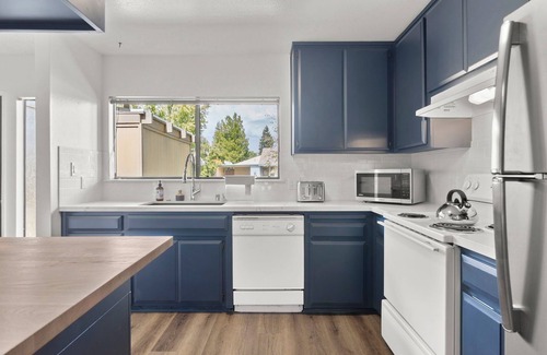 Davis House | Charming 2-bedroom house backs to trail - Central location