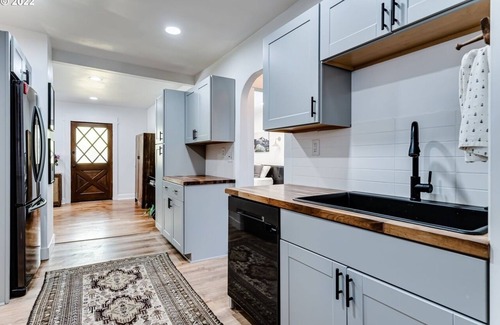 West Eugene House | Charming 2 bedroom house, 1 mile from U of O and 7 minute walk to DT Eugene.