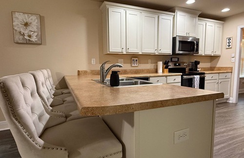 Foley House | Charming 2-bedroom house near OWA