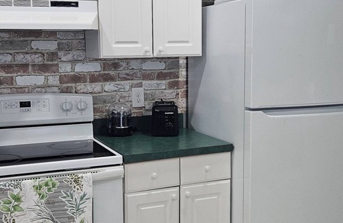 Bearss Plaza House | Charming 2-bedroom house with AC, WiFi in peaceful Lutz