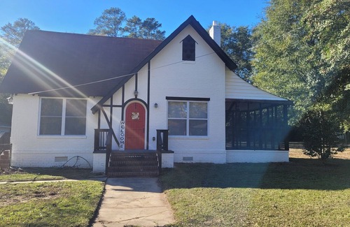 Macon House | Charming 2-bedroom house with AC, WiFi in quaint Macon