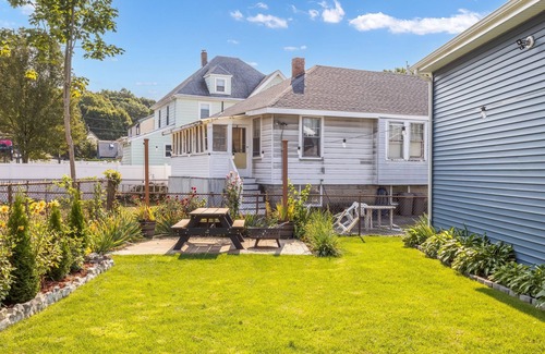Malden House | Charming 2-bedroom house in Malden with WiFi, AC. Walking distance to the T.