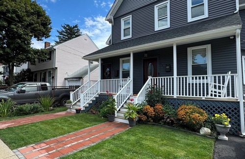 Malden House | Charming 2-bedroom house in Malden with WiFi, AC. Walking distance to the T.