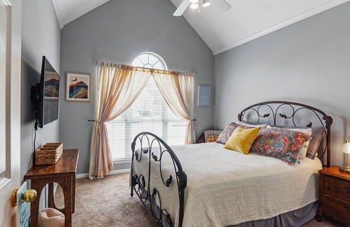 Pelham House | Charming 2-bedroom house in adorable Pelham with WiFi, AC
