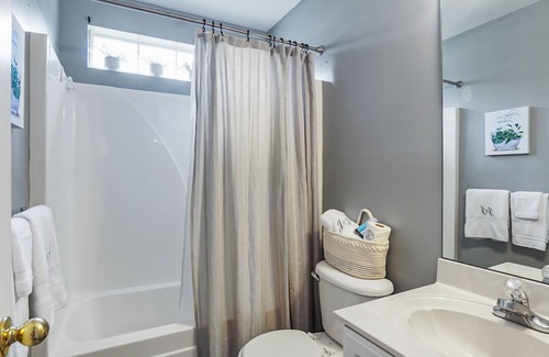 Pelham House | Charming 2-bedroom house in adorable Pelham with WiFi, AC