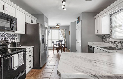 Pelham House | Charming 2-bedroom house in adorable Pelham with WiFi, AC