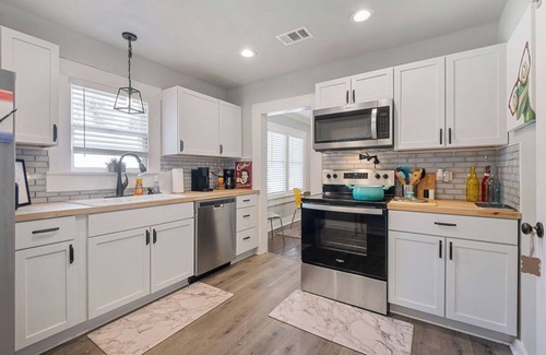 Seguin House | Charming 2-bedroom house in welcoming Seguin with AC and WiFi.