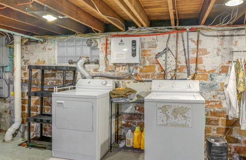 Downtown Toledo House | Charming 2-bedroom house in delightful Toledo with WiFi, AC, fitness room