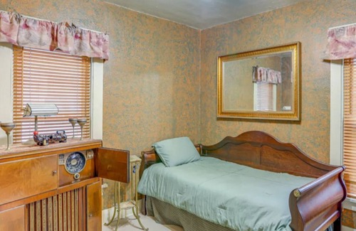 Downtown Toledo House | Charming 2-bedroom house in delightful Toledo with WiFi, AC, fitness room