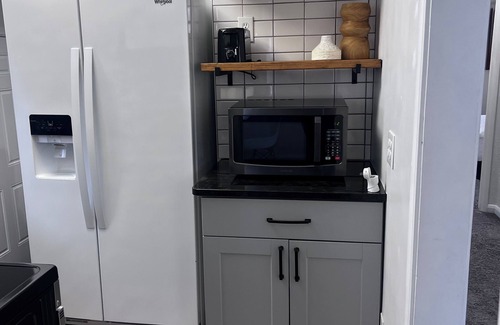 Ottawa House | Charming 2-bedroom house in awesome Toledo with WiFi, AC
