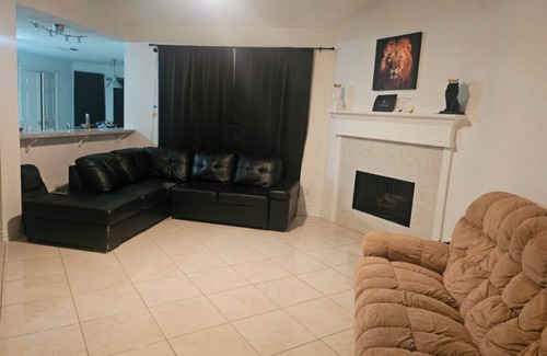 Barker House | Charming 2-bedroom house with WiFi and AC in Katy