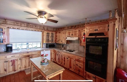 Long Branch House | Charming 2-bedroom Lakehouse on Lake Murvaul with WiFi, AC