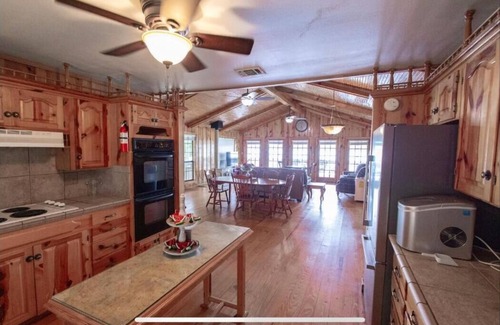 Long Branch House | Charming 2-bedroom Lakehouse on Lake Murvaul with WiFi, AC