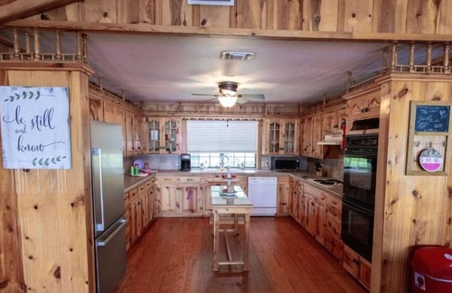 Long Branch House | Charming 2-bedroom Lakehouse on Lake Murvaul with WiFi, AC