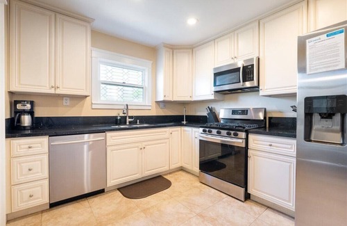 Village of La Jolla Cottage | Charming 2-bedroom La Jolla Village cottage with AC