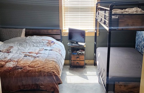 Washington County Cabin | Charming 2-bedroom lodge with WiFi, AC, quietly tucked away in the woods.