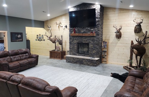 Washington County Cabin | Charming 2-bedroom lodge with WiFi, AC, quietly tucked away in the woods.