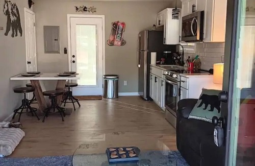Somerset Cabin | Charming 2-bedroom lodge with WiFi, AC in beautiful Somerset