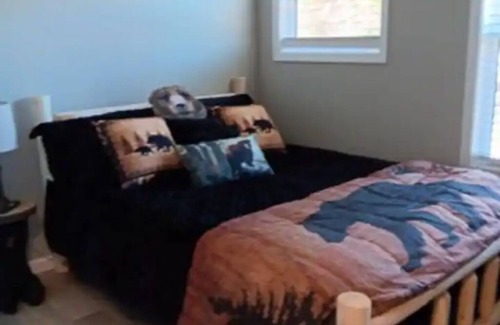 Somerset Cabin | Charming 2-bedroom lodge with WiFi, AC in beautiful Somerset