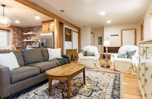 Jay House | Charming 2-bedroom Loft with AC, WiFi in lovely Jay