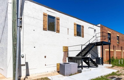 Jay House | Charming 2-bedroom Loft with AC, WiFi in lovely Jay