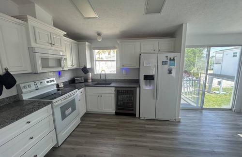 Iona House | Charming 2-bedroom mobile home in delightful Fort Myers with AC