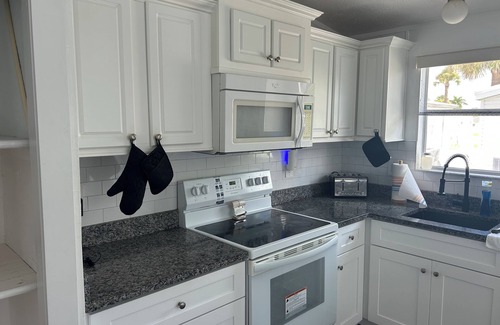Iona House | Charming 2-bedroom mobile home in delightful Fort Myers with AC