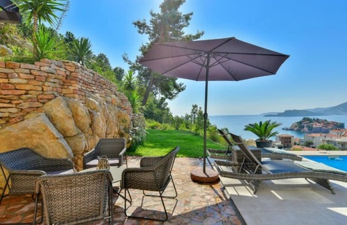 Sveti Stefan Apartment | Charming 2-bedroom apartment in marvelous Sveti Stefan with AC