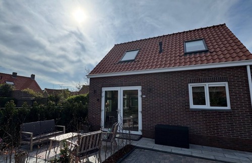 Westkapelle House | Charming 2-bedroom house with WiFi and AC in adorable Westkapelle