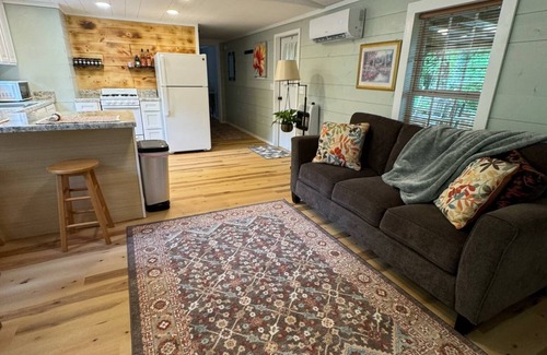 Scobey House | Charming 2-bedroom pet friendly mobile home in brilliant Courtland with WiFi, AC