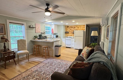 Scobey House | Charming 2-bedroom pet friendly mobile home in brilliant Courtland with WiFi, AC