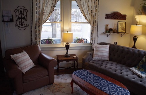Galesburg House | Charming 2-bedroom, pet-friendly home in Galesburg—near to Knox College