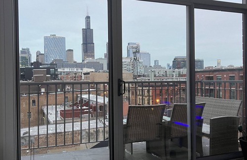 Near West Side Apartment | Charming 2-bedroom penthouse with a rooftop in pleasant Chicago with WiFi, AC