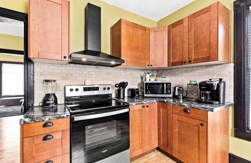 Ashland House | Charming 2-Bedroom Pet-Friendly Home Walkable to Downtown, Murals & Coffeehouse