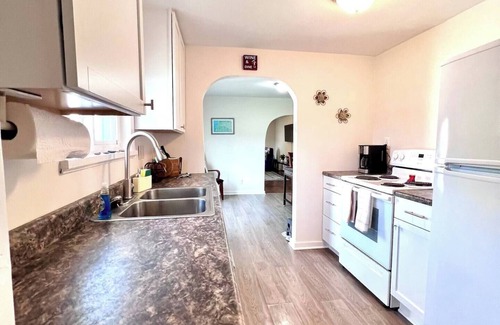 Bridgman House | Charming 2-bedroom pet friendly house, close to Weko Beach & Wine Trail