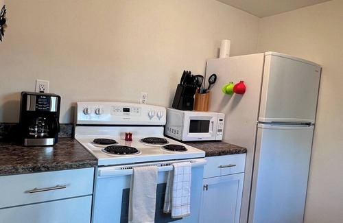 Bridgman House | Charming 2-bedroom pet friendly house, close to Weko Beach & Wine Trail