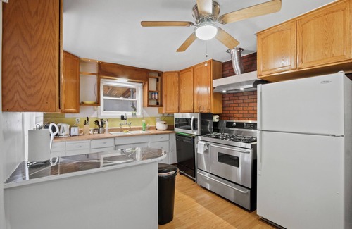 Ontario House | Charming 2-bedroom Pet-Friendly house Ontario FREE RV parking