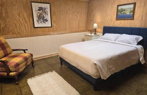 Walhalla Bed & Breakfast | Charming 2-bedroom pet-friendly apartment with large fenced yard, AC, WiFi