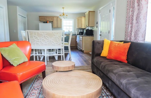Willard House | Charming 2-bedroom pool house on scenic estate - your perfect getaway!