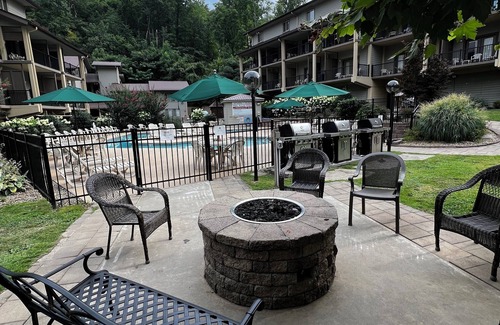 Gatlinburg Resort | Charming 2-bedroom resort with great views, 3 pools & WiFi in Gatlinburg TN