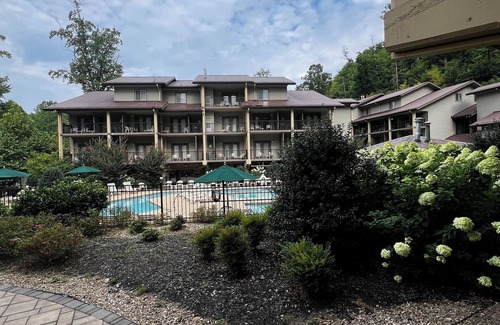 Gatlinburg Resort | Charming 2-bedroom resort with great views, 3 pools & WiFi in Gatlinburg TN
