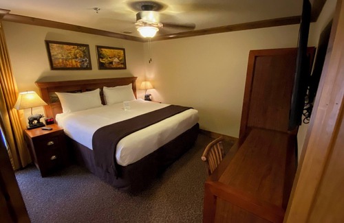 Gatlinburg Resort | Charming 2-bedroom resort in Gatlinburg with WiFi, fitness room, AC