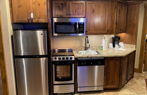 Gatlinburg Resort | Charming 2-bedroom resort in Gatlinburg with WiFi, fitness room, AC